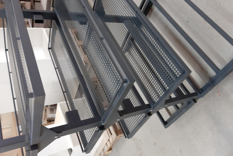 Торговое оборудование: металлические полки для магазина